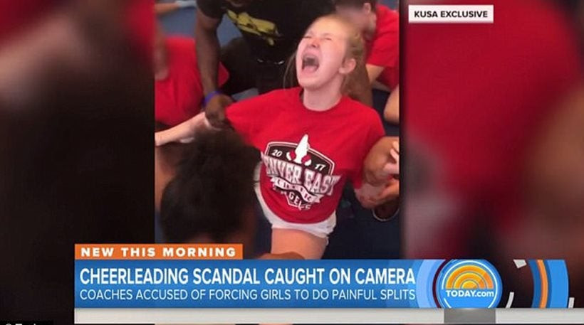 Φρίκη! Τσιρλίντερ ουρλιάζει από τον πόνο γιατί της τραβάνε τα πόδια για να κάνει σπαγκάτο: «Δεν μπορώ, σταματήστε» (βίντεο)